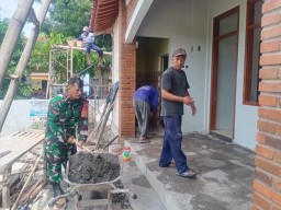 Babinsa Bagor Tumbuhkan Rasa Kebersamaan Dengan Gotong Royong Bersama Warga Binaan.