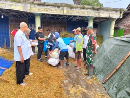 Babinsa Koramil Bagor Dukung Bulog Bantu Serap Gabah Petani di Wilayah Kec. Bagor