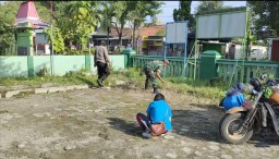 Babinsa Koramil 0810/01 Bersama Kader Kel. Bogo Bersihkan Kantor Kelurahan Bogo