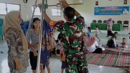 Babinsa Bersama Kader Dan Bidan Desa Melaksanakan Kegiatan Posyandu Balita