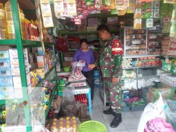 Babinsa Pantau Harga Bahan Pokok Di Pasar Desa Jekek Bulan Ramadhan dan Jelang Idhul Fitri 1446 Hijriyah