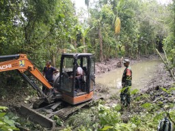 Babinsa Bersama Dinas PU Dan Perangkat Desa Melaksanakan Normalisasi Saluran Air Untuk Antisipasi Banjir