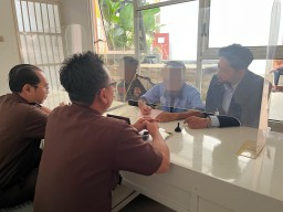JPU Kejari Nganjuk Terima Tersangka Tahap II Korupsi DD Banaran Kulon Dari Tim Penyidik