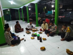 Polsek Warujayeng Gelar Silaturahmi Ramadan dan Sholat Tarawih Bersama Jamaah Masjid Al-Mustaqim