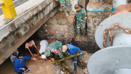 Dalam Upaya Mencegah Sungai Meluap Koramil Pace Kerahkan Anggotanya Laksanakan Pembersihan