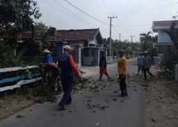 Babinsa Koramil 0810/15 Rejoso Ajak Warga Manfaatkan Pagi di Bulan Puasa untuk Kerja Bakti