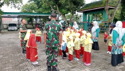 Memberikan Edukasi Wawasan Kebangsaan Kepada Anak-Anak Usia Dini Koramil 14/Gondang Terima Kunjungan Anak TK