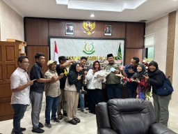 Geruduk Kejari Nganjuk, PWI Nganjuk Beri Kejutan Ulang Tahun untuk Kajari