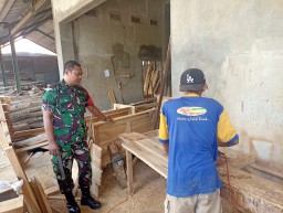 Babinsa Berikan Motivasi Kepada Pengrajin Mebel Di Wilayah Binaan