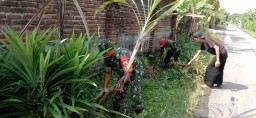 Agar Enak Di Pandang Mata, Babinsa Ajak Warga Gotong Royong Bersihkan Jalan Desa