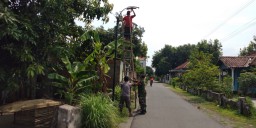 Peduli Keamanan Lingkungan, Babinsa Koramil Kertosono Bersama Warga Melaksanakan Perbaikan Lampu Penerangan Jalan