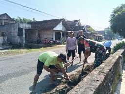 Memperlancar Akses Jalan Bagi Warga Babinsa Tanjunganom Gelar Kerja Bakti Bersama Warga.