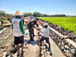 Memperbaiki Sistem Irigasi Babinsa Korami 02 Bagor Laksanakan Kerja Bakti Bersama Warga Binaan