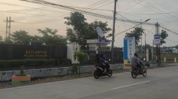 Polres Nganjuk membuka layanan penitipan motor gratis bagi warga selama libur Lebaran