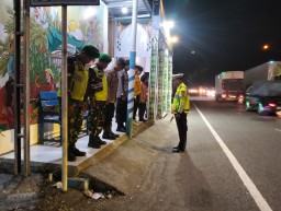 Babinsa Koramil Lengkong Ikut Berikan Layanan Dan Pengamanan Pos Pam Lebaran