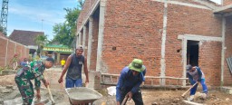 Sertu Lugiono Babinsa Kelurahan Ploso Koramil 0810/01 Nganjuk Bersinergi Dengan Warga Laksanakan Kerja Bakti