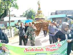 Hadiri Acara Sedekah Bumi Babinsa Koramil 0810/15 Rejoso Mendukung Upaya Pelestarian Budaya Lokal Peninggalan Leluhur