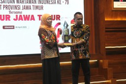 Khofifah Terima Penghargaan PWI Jatim, Ajak Pers Kawal Ketahanan Pangan