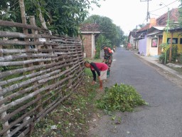 Kerja Bakti Serentak Babinsa Wujudkan Lingkungan Bersih Bersama Warga Masyarakat