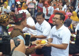 Nguri-uri Budaya, Ribuan Warga Nganjuk Bersama-sama Tumpengan Akbar di Alun-alun