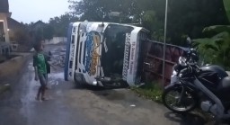 Truk Bermuatan Paving Nyaris Masuk Jurang di Nganjuk, Sopir Selamat