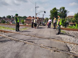 Untuk Kelancaran Arus Mudik Lebaran, Personel Koramil 0810/02 Bagor Beserta Polsek Bagor Laksanakan Patroli Jalur Perlintasan Kereta Api