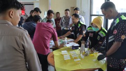 Polres Nganjuk Gelar Tes Urin Mendadak, Puluhan Personel Jalani Pemeriksaan