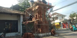 Babinsa Desa Pandantoyo Membantu Warga Pembuatan Gapura