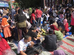 Cuaca Terik, Warga Nganjuk Santap Tumpeng Hari Jadi Nganjuk Padahal Belum Didokan dan Tinggalkan Lokasi Tasyakuran