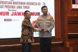 Kapolresta Sidoarjo Kombes Pol Christian Tobing Raih PWI Jatim Awards Atas Inovasi Pelayanan Publik