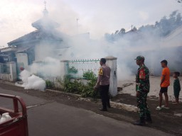 Babinsa Desa Kedung Dowo Koramil 01 Nganjuk, Bersinergi Dengan Tim Puskesmas Nganjuk Melaksanakan Fogging