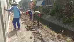 Manunggal dengan Rakyat Babinsa Koramil 0810/15 Rejoso Ikut Kerja Bakti Perbaikan Jalan Paving di Desa Rejoso