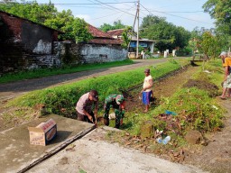 Babinsa Ngronggot Terjun Langsung Bersama Masyarakat Gotong Royong Bersihkan Sungai