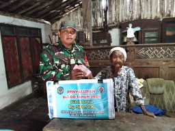 Pastikan Tepat Sasaran Babinsa Desa Kweden Dampingi Penyaluran BLT Dana Desa Bulan April 2025
