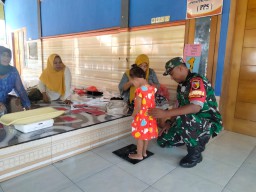 Babinsa Koramil 0810/15 Rejoso Dampingi Posyandu Balita dan Ibu Hamil Desa Jatirejo 