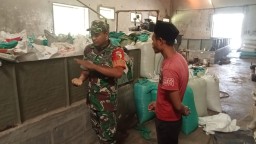 Babinsa Koramil 0810/04 Berbek Dampingi Petani Keringkan Gabah Dipenegringan