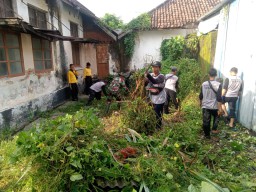 Wujud Kemanunggalan TNI Bersama Rakyat Babinsa Kertosono Bersama Warga Binaan Melaksanakan Kerja Bhakti