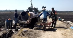 Babinsa Koramil 0810/15 Rejoso Kerja Bakti Perbaiki Tanggul Penahan Tanah (TPT) Area Persawahan di Wilayah Binaan