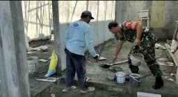 Babinsa Koramil 0810-06/Kertosono Kerja Bakti Membantu Warga Masyarakat Membangun Rumah.