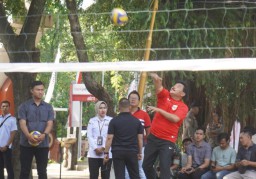 Semangat Kebersamaan di Hari Buruh: Forkopimda Nganjuk Bertanding Voli Persahabatan dengan Aliansi Pekerja