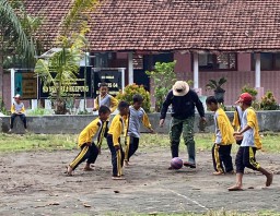 Seru Anggota Satgas TMMD Ke 124 Bermain Bola