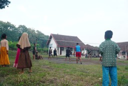 Antusias Anak Anak Desa Sumbermiri Saksikan Satgas TMMD Pertandingan Bola Volly Bersama Masyarakat