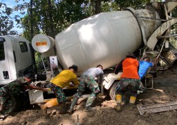 Aksi Satgas TMMD Bersama Warga Dorong Truk Molen Masuk Medan Licin.