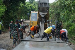 Satgas TMMD 124 Kodim Nganjuk Dan Warga Kebut Pengecoran Jalan.