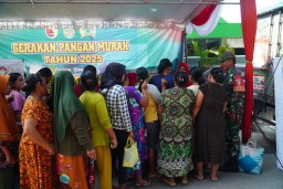 Antusiasme Warga Sambut TMMD Ke-124 Kodim Nganjuk, Stand Pangan Murah Diserbu Pembeli