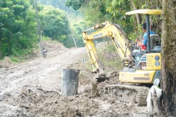 Alat Berat Sangat Membantu Dalam Proges Pelebaran Jalan TMMD 124 Dim 0810/Nganjuk.