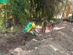 Sebelum Dicor Anggota Satgas TMMD Ke 124 Kodim 0810/Nganjuk Rapikan Badan Jalan