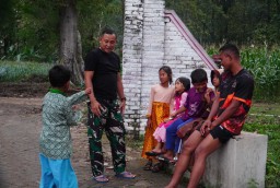 Keakraban Anggota Satgas TMMD Ke-124 Kodim 0810 Nganjuk Bersama Anak-Anak