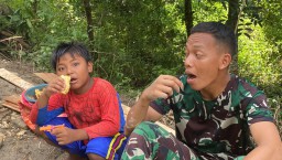 Keceriaan Anak Anak Desa Sumbermiri Bersama Anggota Satgas TMMD Ke 124 Kodim 0810/Nganjuk