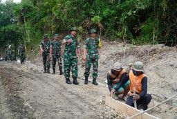 Dansatgas TMMD 124 Kodim 0810/Nganjuk Dampingi Tim Wasev Tinjau Sasaran TMMD di Desa Sumbermiri Kec. Lengkong